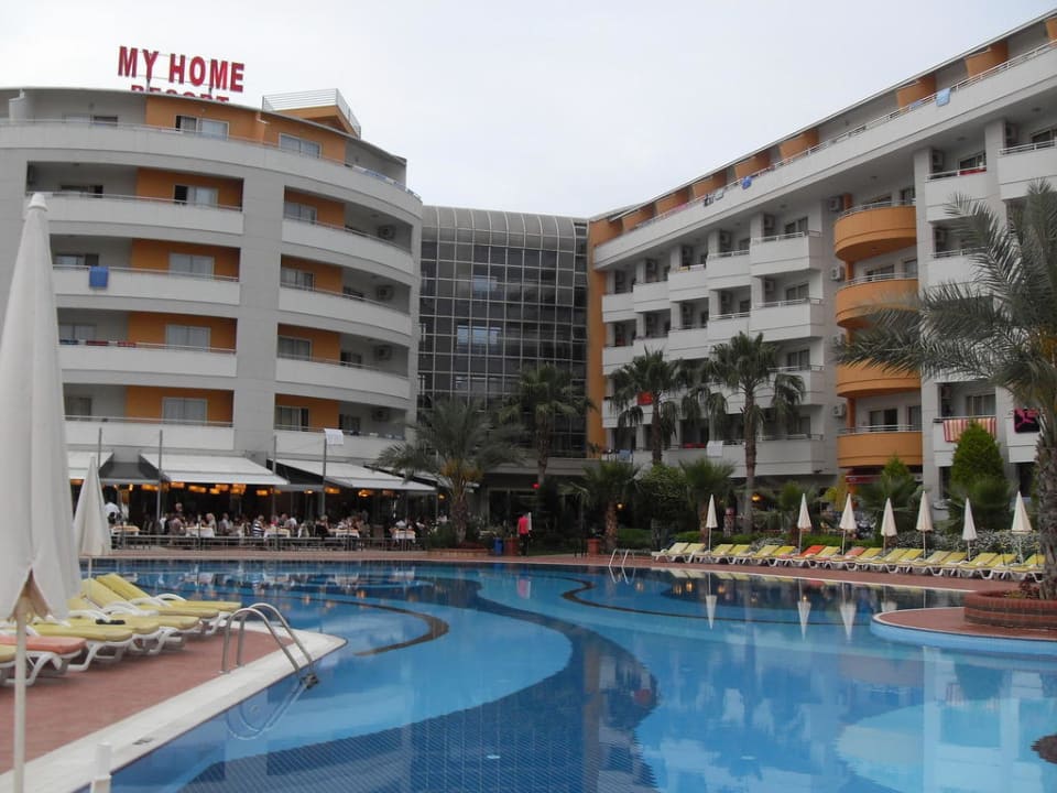 Pool am Abend My Home Resort