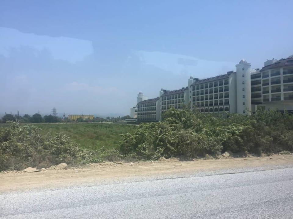 Blick aus dem Bus in das Hotel LRS Port River Hotel & Spa