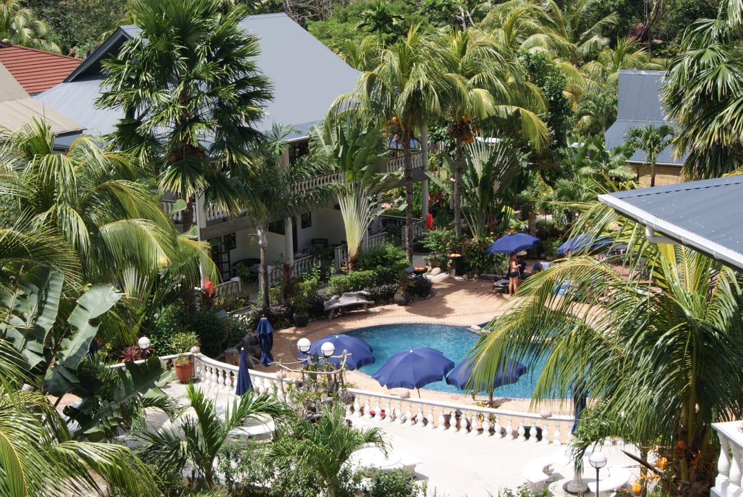 Ausblick vom Zimmer zum Pool Hotel Chateau St. Cloud