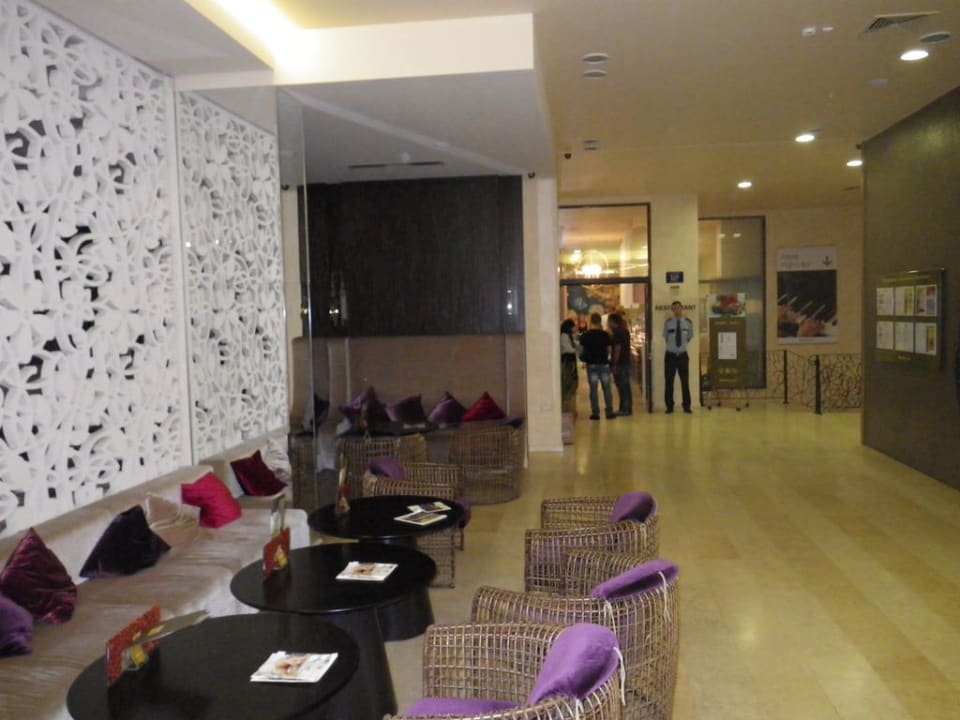 Lobby/Restauranteingang mit Hosenpolizei Barceló Royal Beach