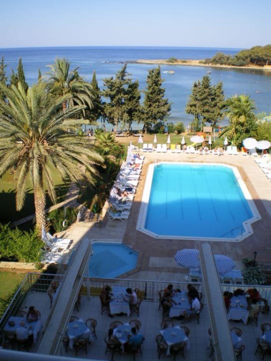 Blick auf Restaurantterrasse, Pool und Meer Incekum Su Hotel