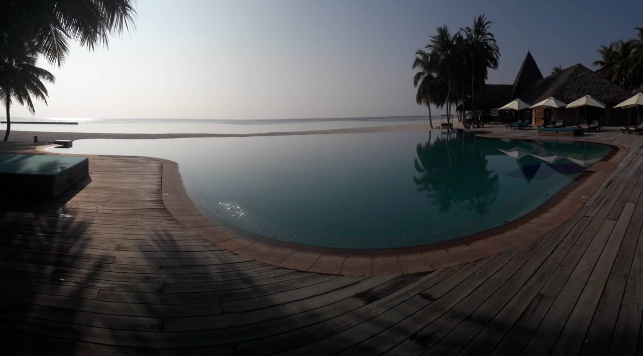 Infinity Pool Veligandu Maldives Resort Island
