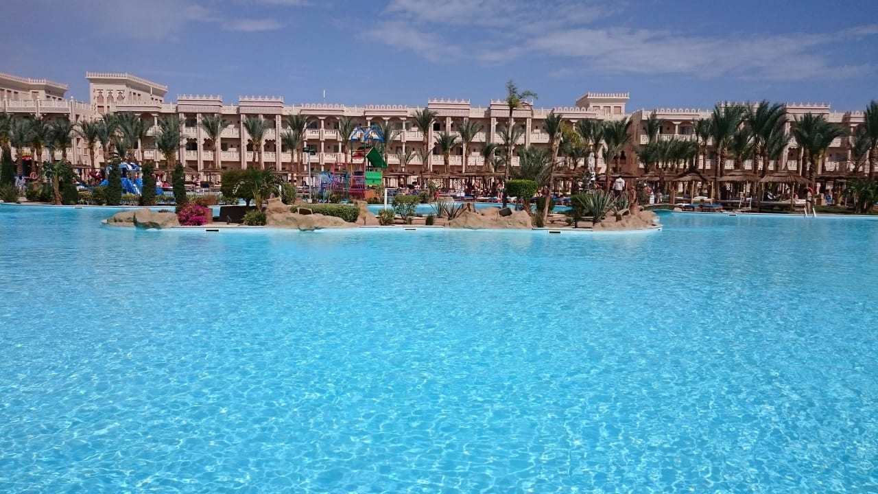 Riesiger sauberer pool Pickalbatros Palace Resort