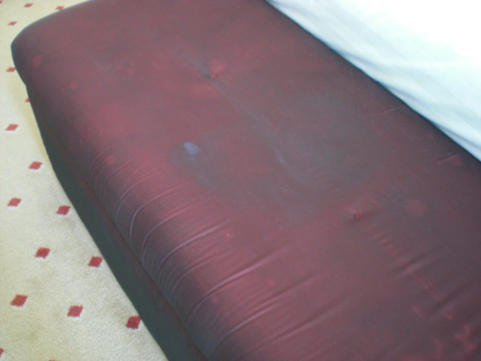 Milchige Flecken am Polster vor Bett Premier Le Reve Hotel & Spa