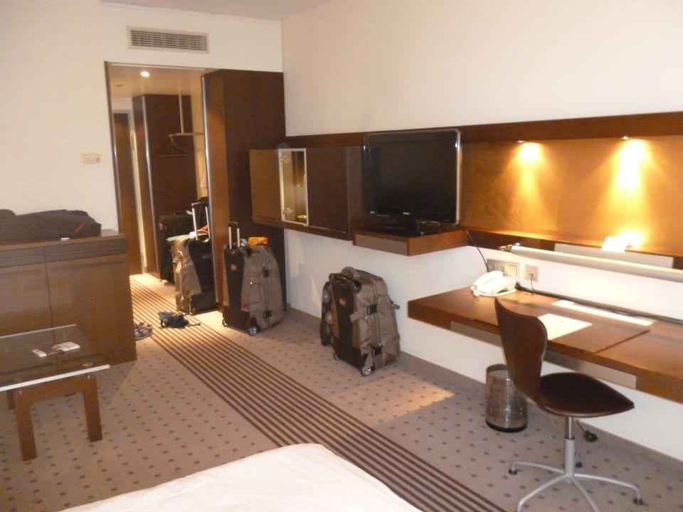 Schreibtisch und Flur Essential by Dorint Frankfurt-Niederrad