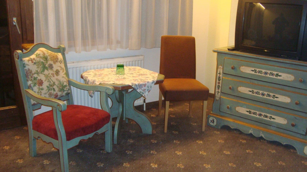 Zimmer sind groß und gut möbliert Hotel Schwarzer Adler