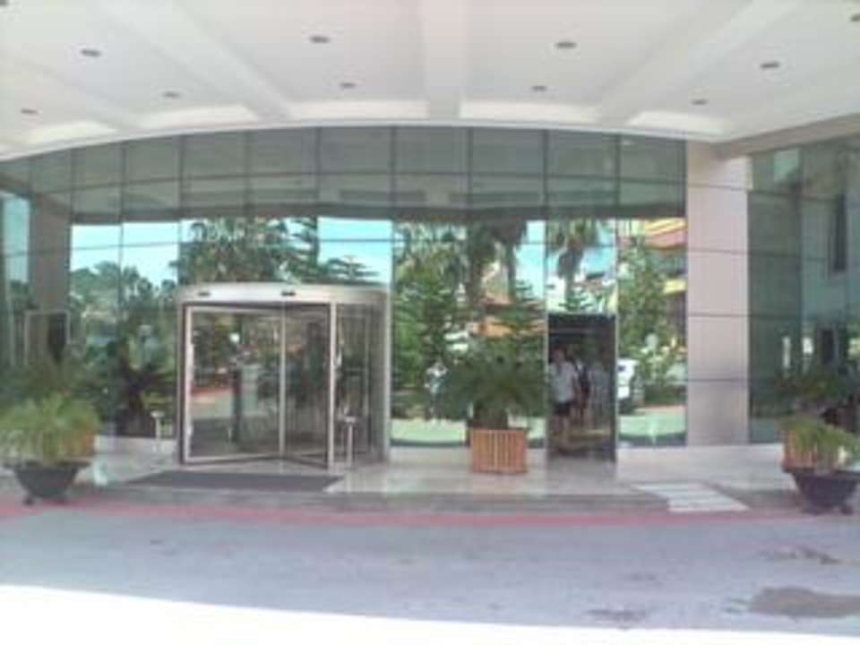 Von der Strassenseite Saphir Resort & Spa