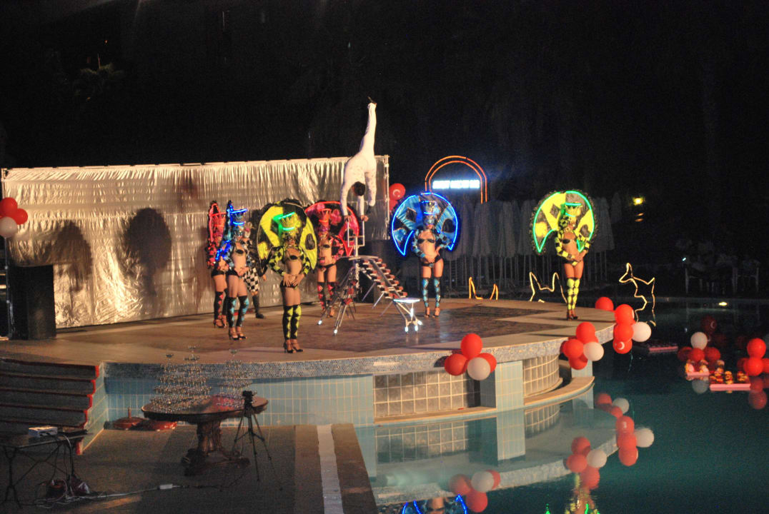 Atemberaubende Akrobatik an der Gala-Night Botanik Hotel & Resort