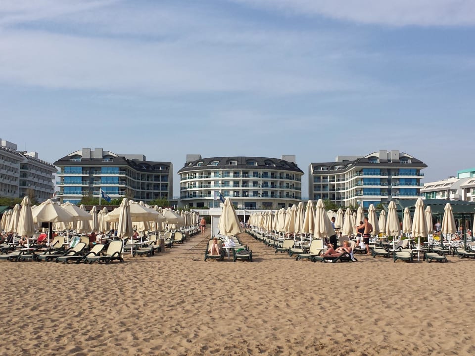 Strand mit Blick zum Hotel Commodore Elite Suites & Spa - Adults only