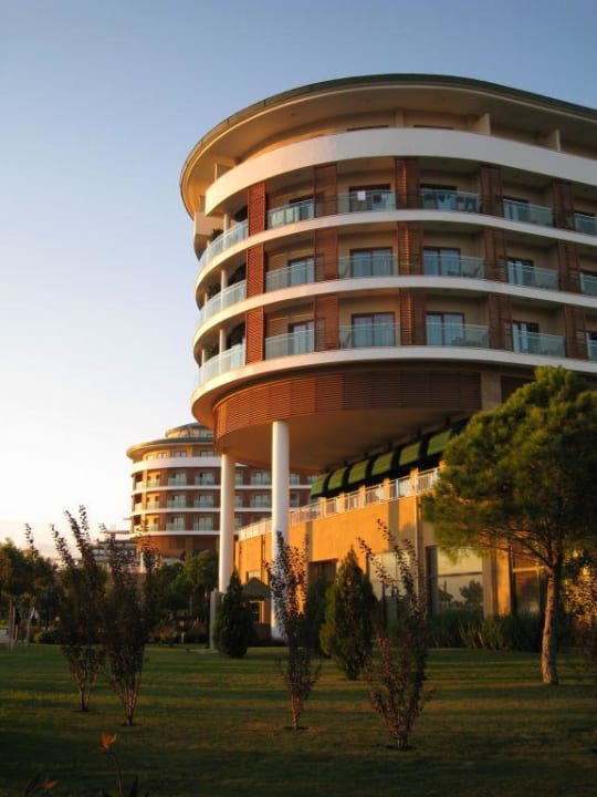 Hauptgebäude im Sonnenuntergang Voyage Belek Golf & Spa