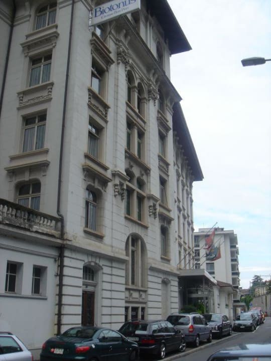 Hotelfassade hinter dem Haus Hôtel du Grand Lac Excelsior