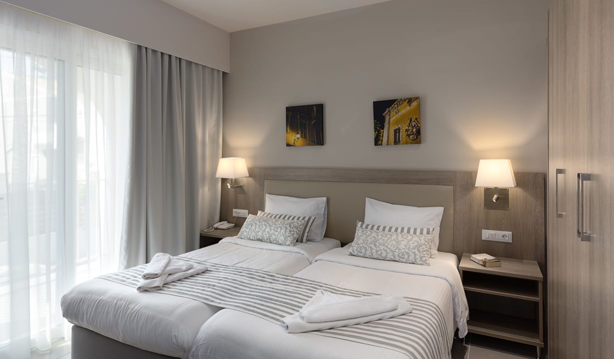Zimmer Acharavi Beach Hotel
