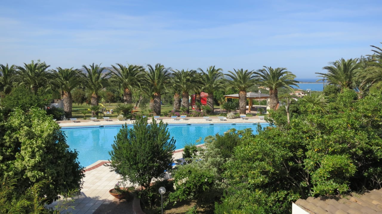 Piscina e panorama Nicolaus Club Quattro Lune Resort
