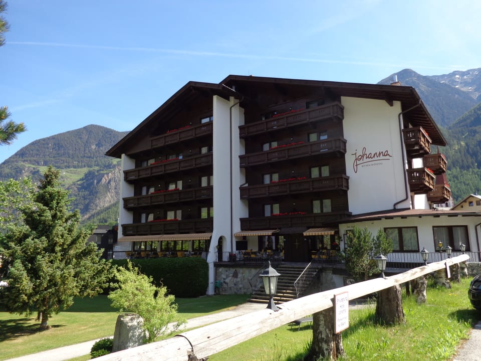 Das Hotel vor traumhafter Bergkulisse!  Hotel Johanna mitten im Ötztal