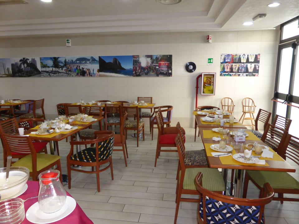 Tische werden nicht abgeräumt und gesäubert ibis Styles Roma Vintage