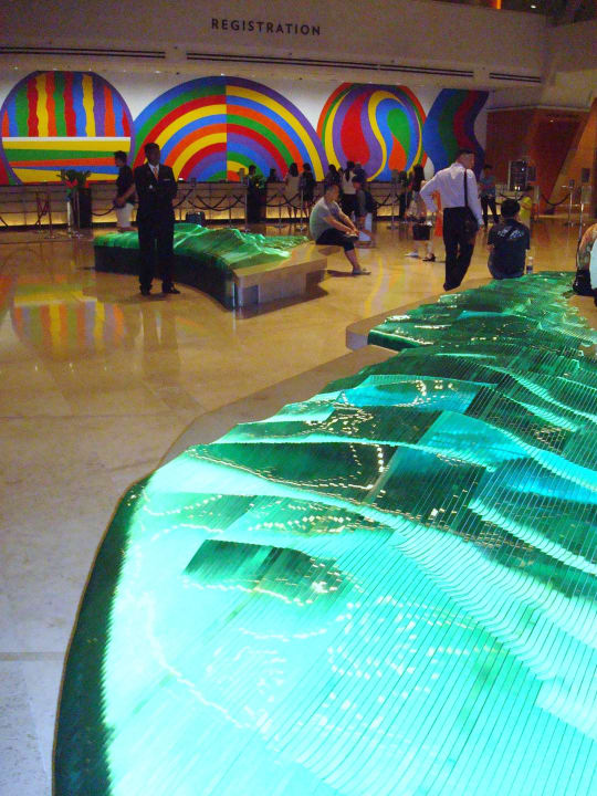 Bunte Rezeption mit Wartebereich Marina Bay Sands