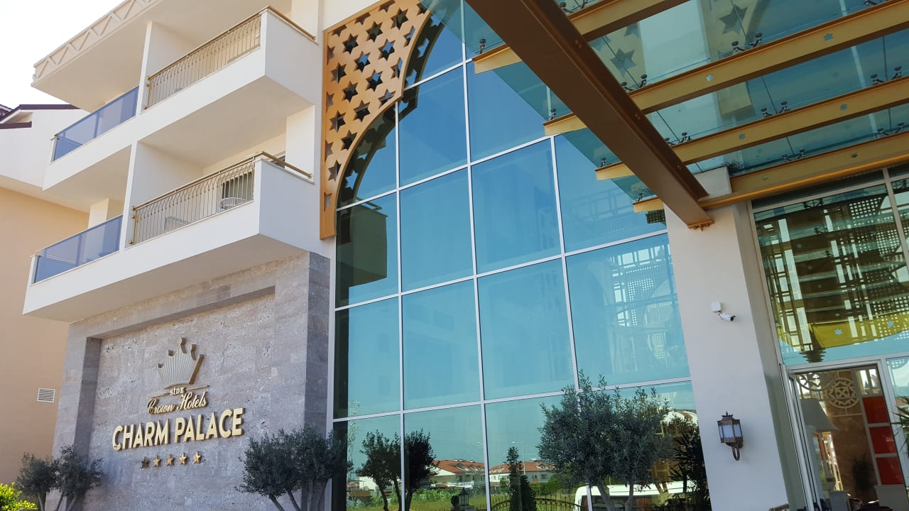 Lobby Well Palace Side