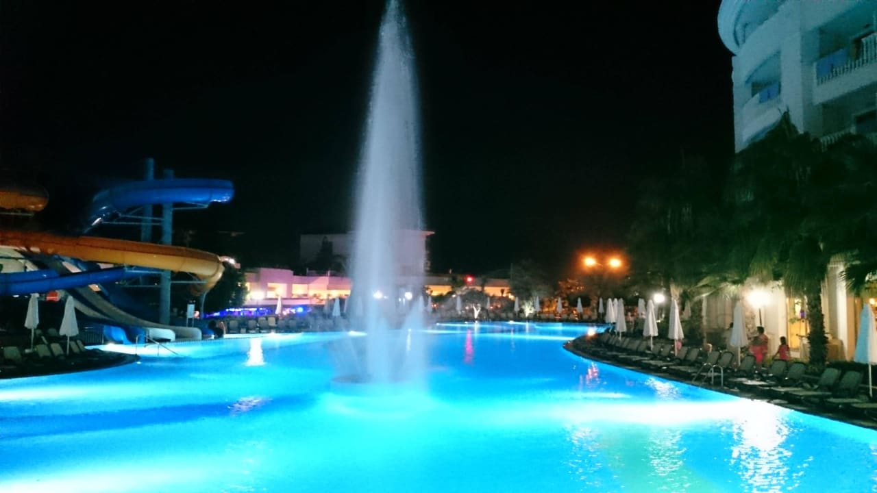 Pool bei Nacht Alba Queen Hotel