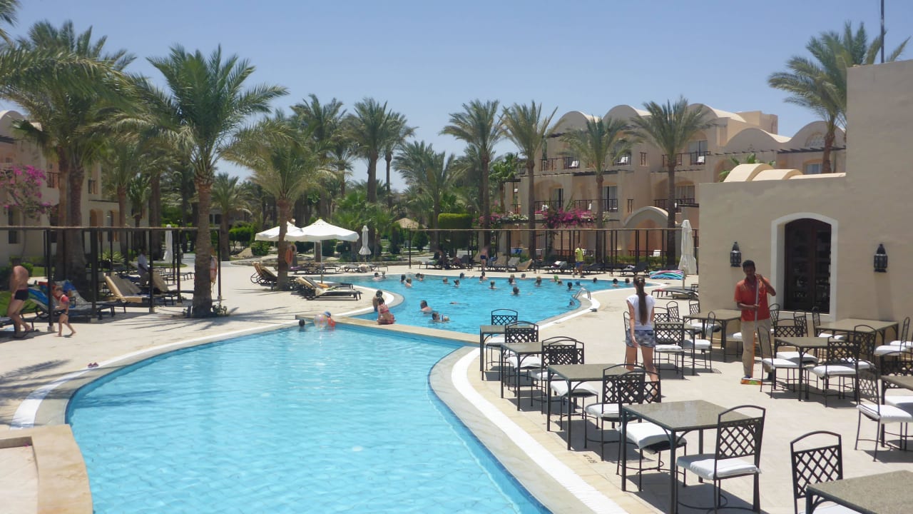 Pool rechts Restaurant Jaz Makadina