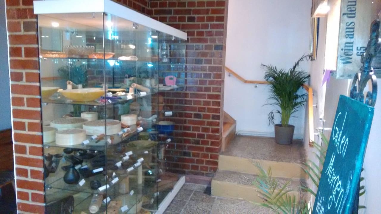 Vitrine mit erwerbbaren Mitbringseln Lodge Seaside Boutique Hotel