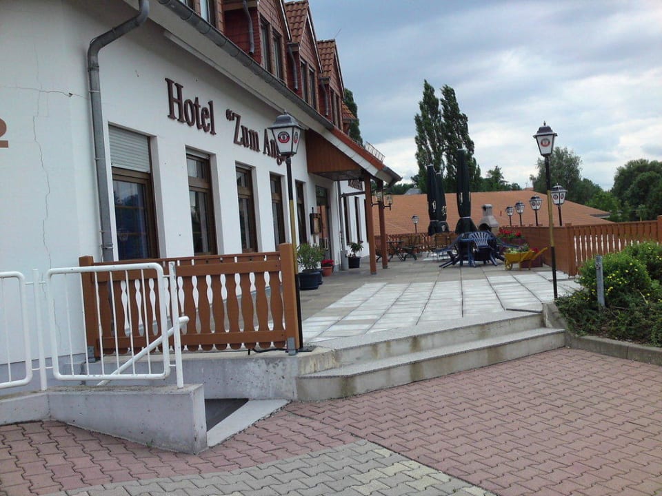 Eingangsbereich mit Terrasse Hotel Zum Anger