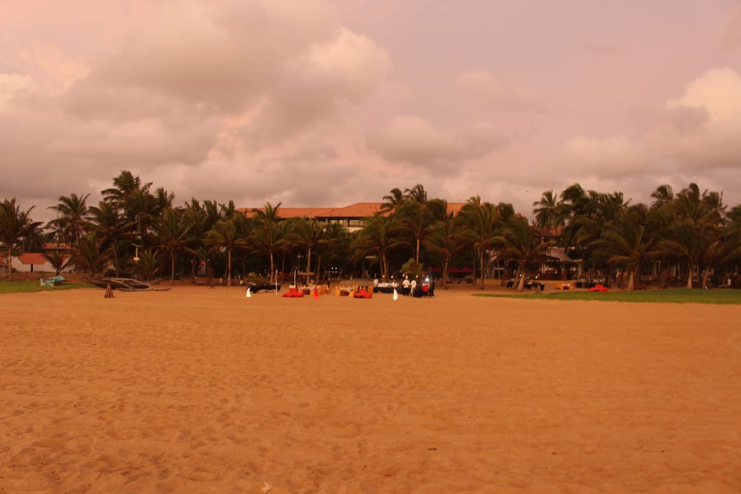Blick aufs Hotel vom Strand aus Hotel Jetwing Beach