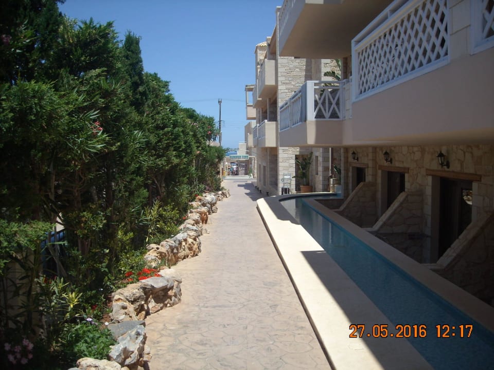 Weg zum Strand mit den "Kellerzimmern" Cactus Royal