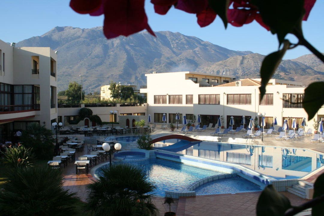 Poollandschaft und Terrasse Vantaris Palace