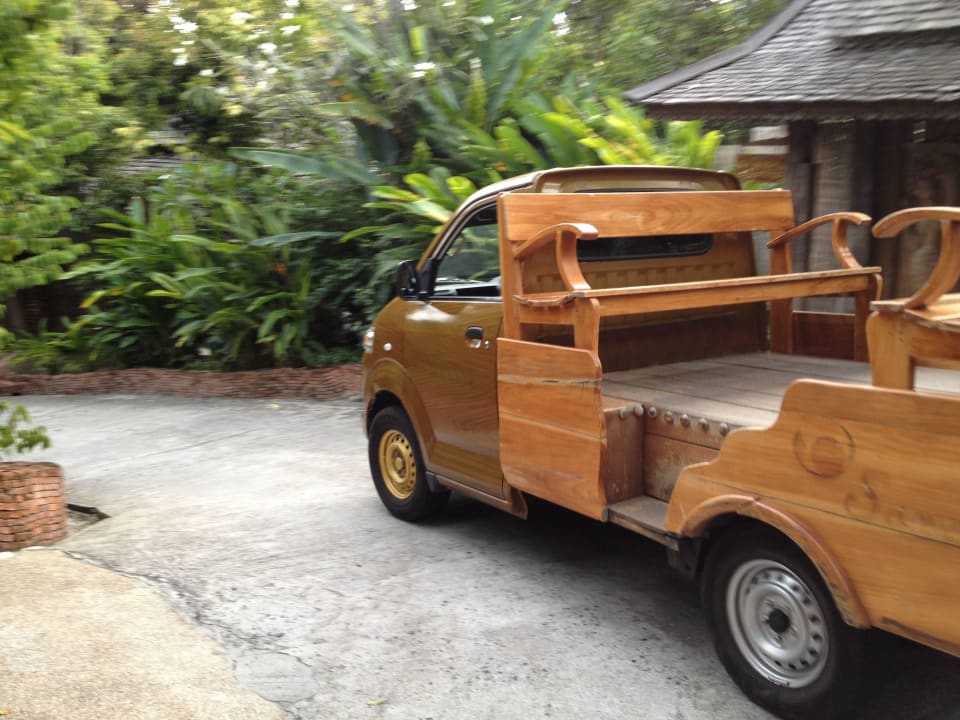 Jsamochodzików podwożący wszędzie gości hotelowych Santhiya Koh Phangan Resort & Spa