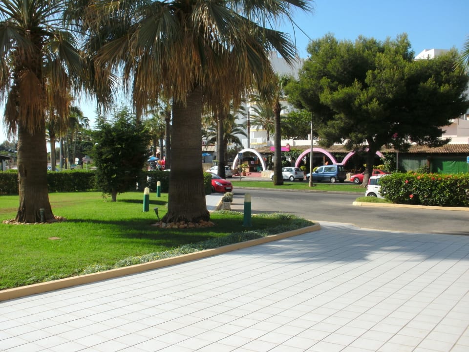 Geschäfte vorm Hotel allsun App.-Hotel Orient Beach