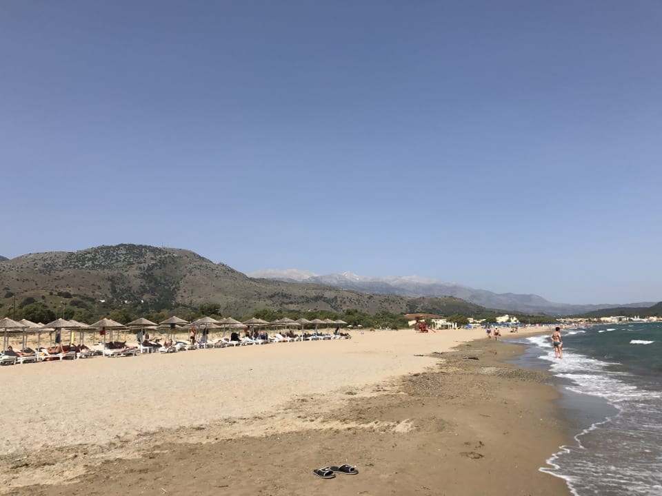 Wunderbarer Sandstrand, hier der Blick Richtung Westen (Geor Anemos Luxury Grand Resort