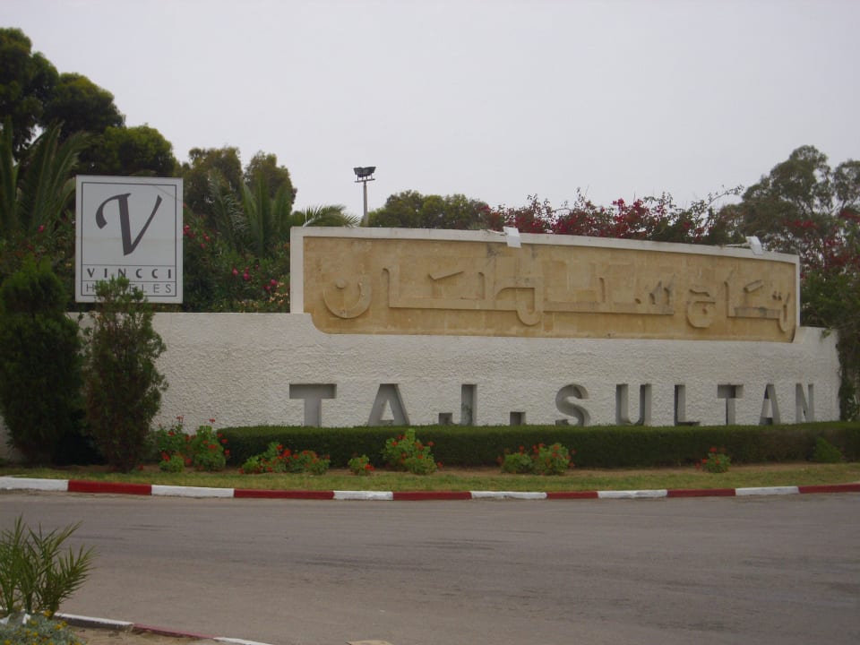 Einfahrt Royal Tulip Taj Sultan