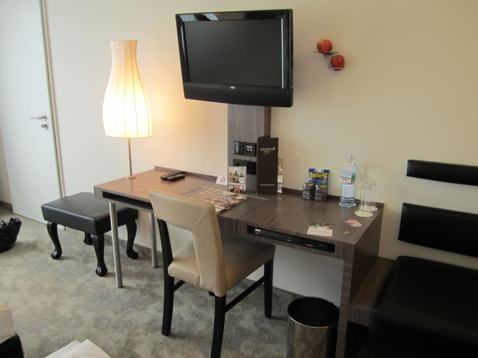 Flat-TV und Schreibtisch ARCOTEL John F. Berlin