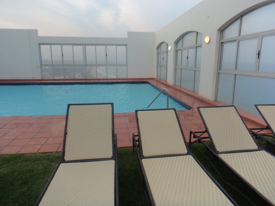 Pool in schwindelerregender Höhe Hotel Southern Sun Maharani