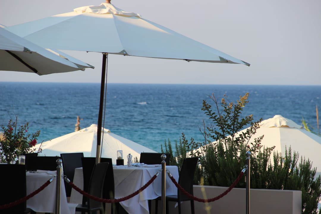 Widok z baru na restaurację i morze Atlantica Eleon Grand Resort, Tragaki