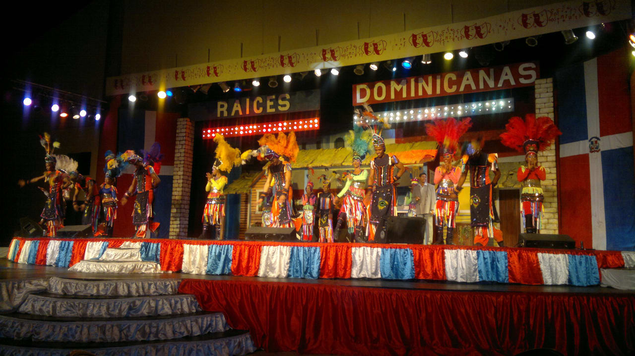 Show Raises Diminicanas Grand Palladium Punta Cana Resort & Spa