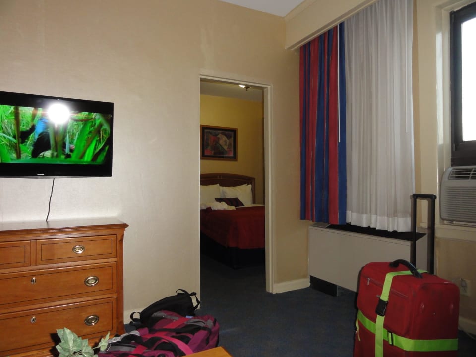 Blick Richtung Bett Ramada by Wyndham Jersey City