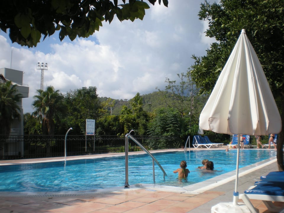 Nebenpool Eins  Armas Gül Beach