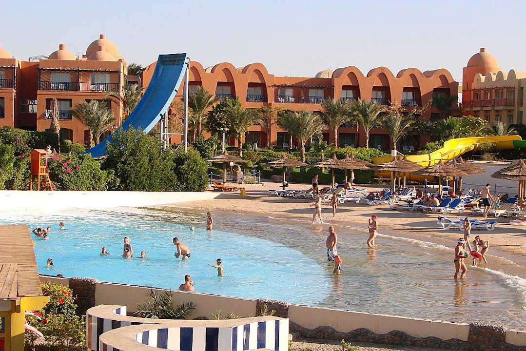 Sztuczna plaża i basen z falami Titanic Beach Spa & Aqua Park