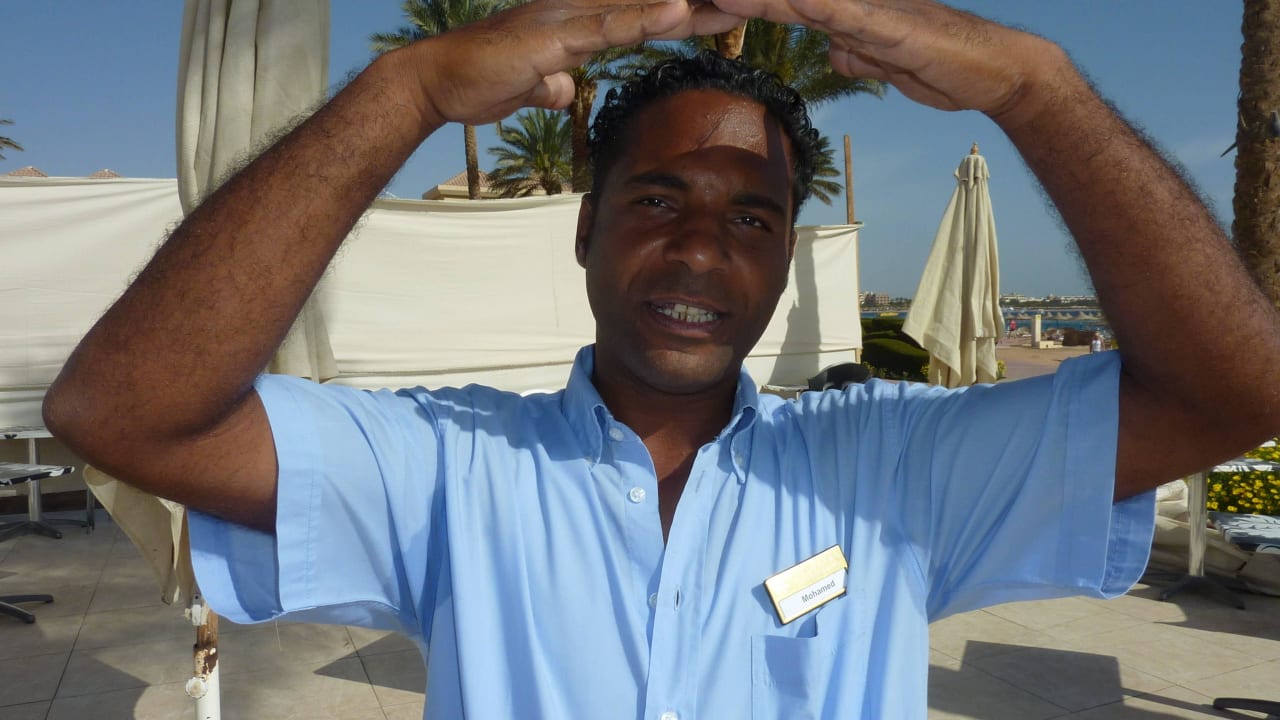 Mohamed immer gut drauf, Getränke am Beach und Poo Cleopatra Luxury Resort Makadi Bay
