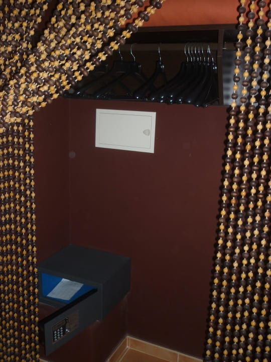 Safe und Kleiderstange, hinter nervigen Vorhang Hotel Riu Touareg