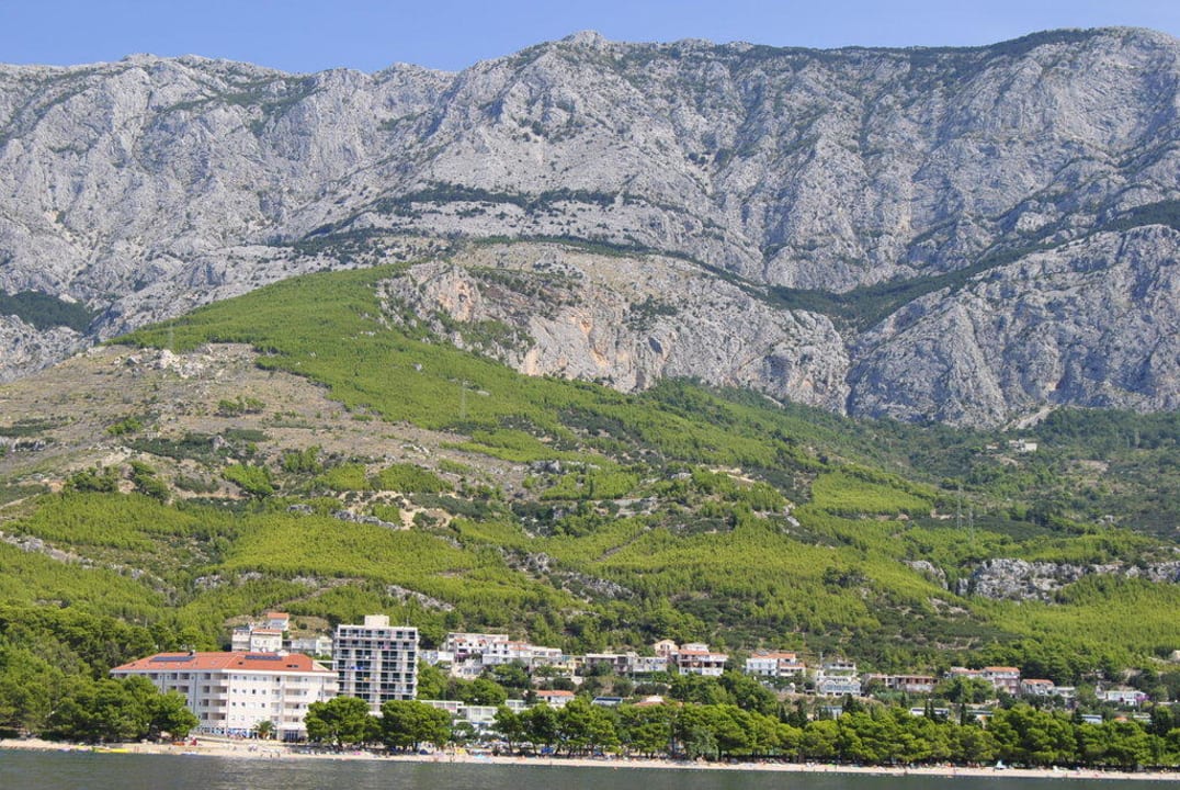 Hotel Neptun od strony morza, na tle gór Bluesun Hotel Neptun