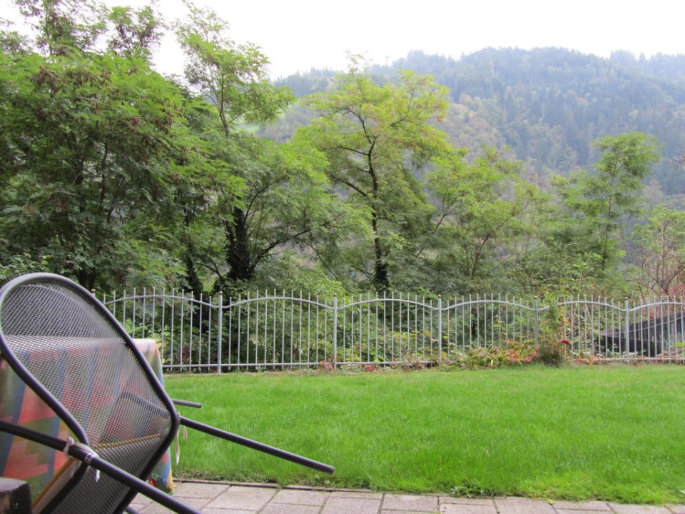 Von der Terrasse in den Garten mit Bergblick Alpenhof Lodge Passeiertal