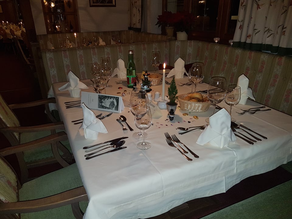 Schön gedeckte Tische zu Silvester Hotel Olympia