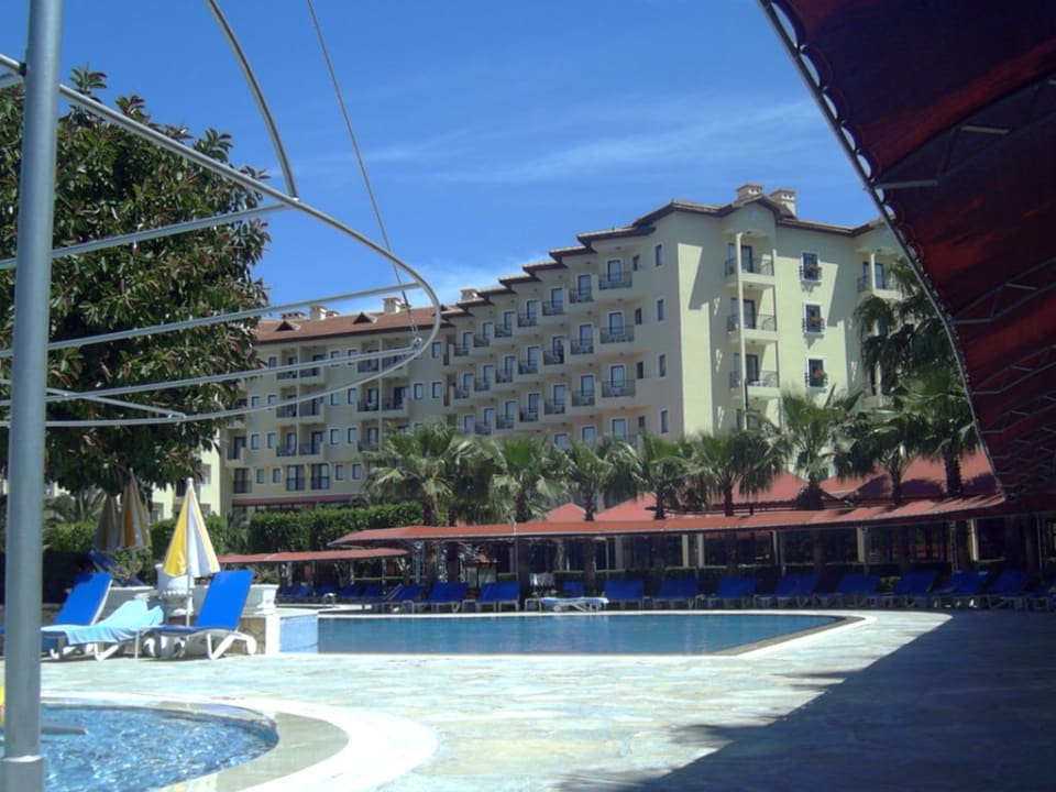 Hotelansicht vom Babypool Miramare Queen Hotel