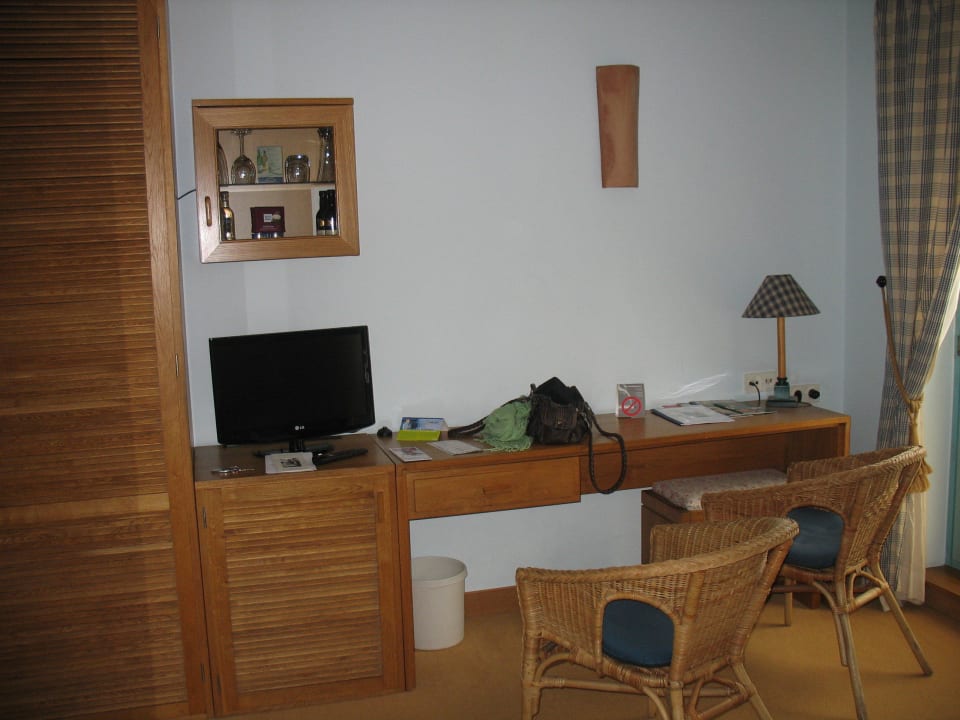 Fernseher und Minibar Hotel Albergo