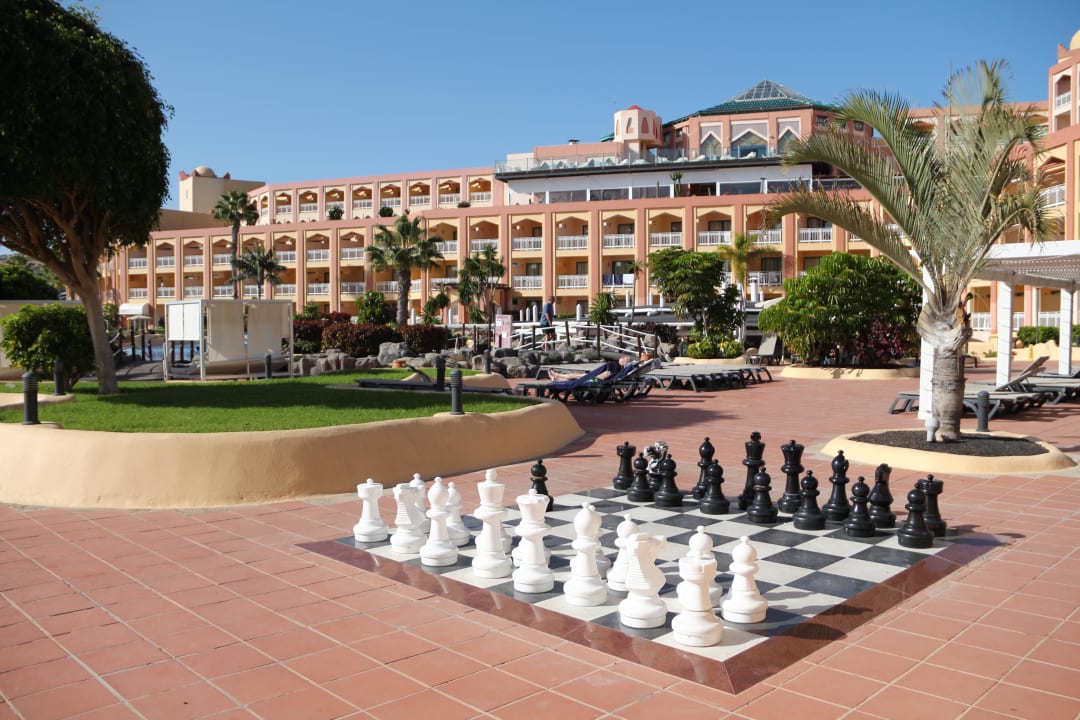 XXL-Schach im Poolbereich H10 Playa Esmeralda - Adults only