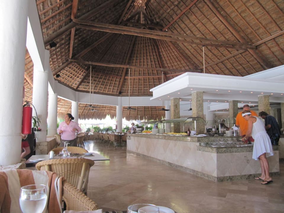Mittagsbuffet kurz nach der Öffnung Catalonia Royal Tulum Beach & Spa Resort - Adults only