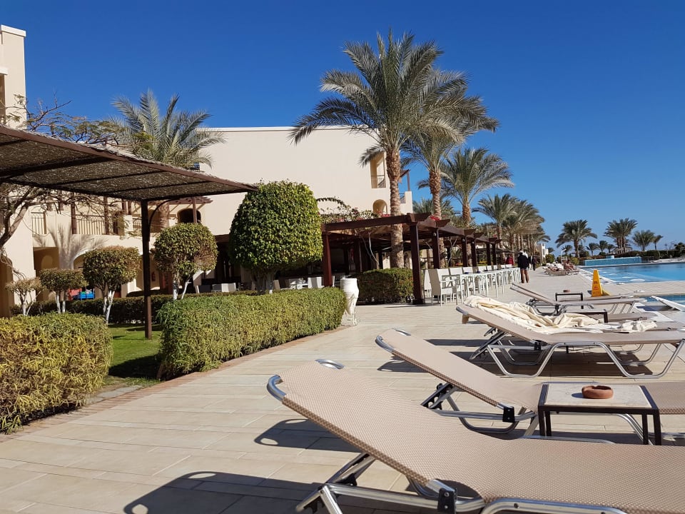 Leżaki przy basenach JAZ Aquamarine Resort