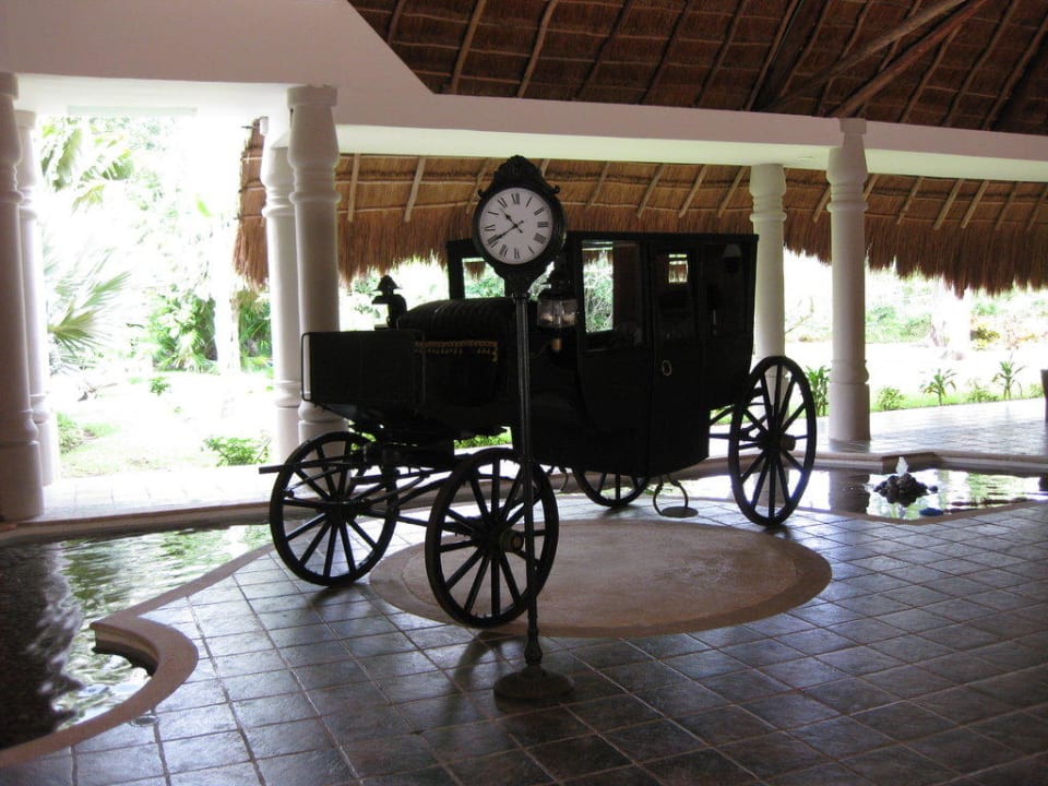 Kutsche mit Uhr in der Lobby Catalonia Playa Maroma